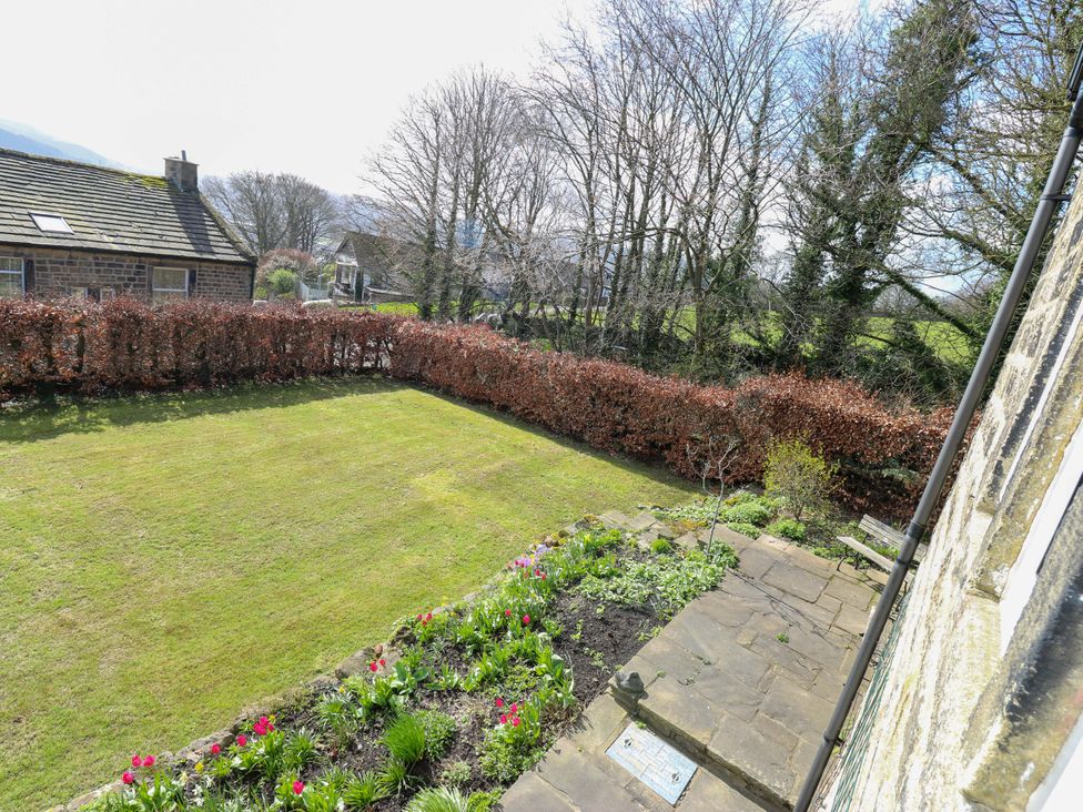 A garden with flowers and hedge at Barley Cote Farm in Riddlesden