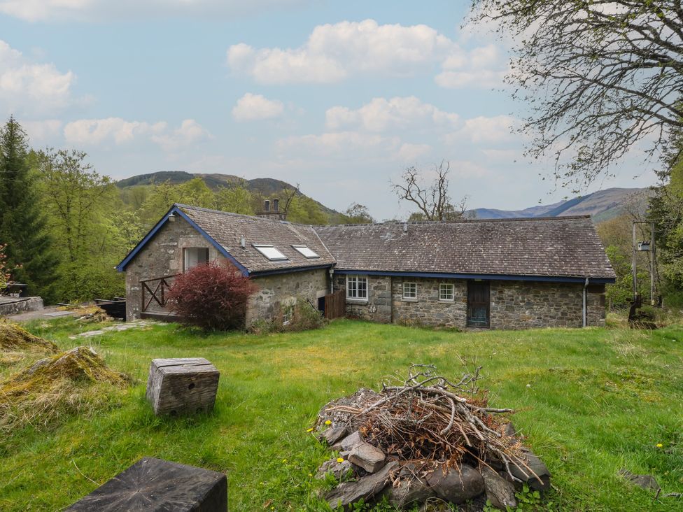 A cabin surrounded by grass and trees at Culearn Mill in Balquhidder, Perthshire, Scotland