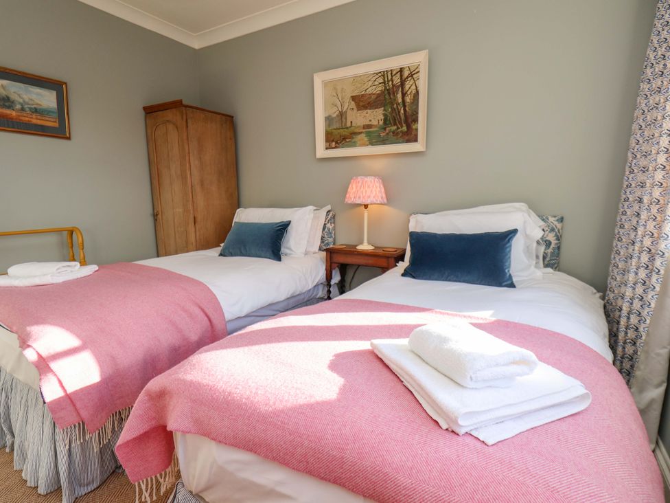 A bedroom with two single beds at Roding Cottage in Egton