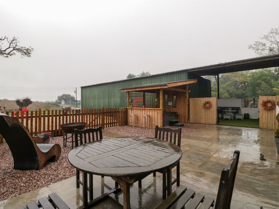 An outdoor area with a table and chairs at The Hay Barn in Huntley