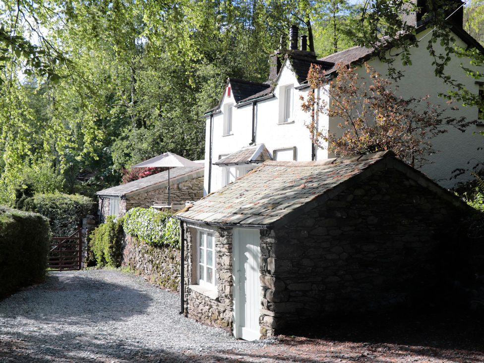 A house with an outbuilding and gravel driveway at Brockstone in Grasmere