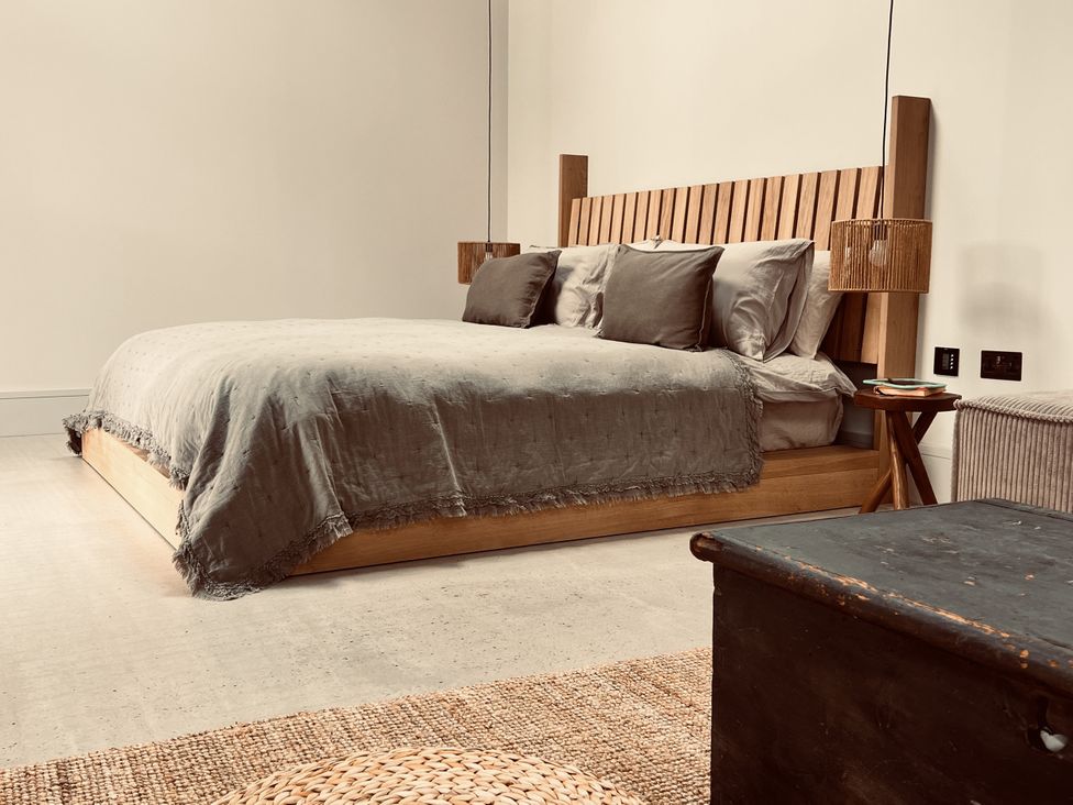A bedroom with a bed and bedside lamps at Wabi in Gembling near Beeford