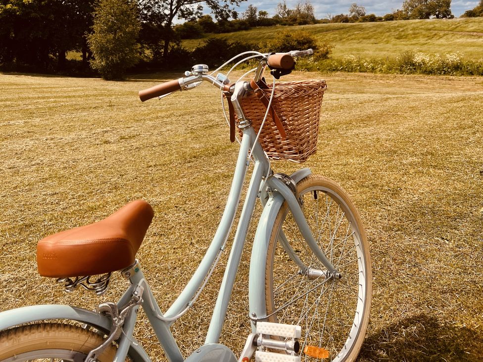 A bicycle with a basket on grass at Wabi in Gembling near Beeford