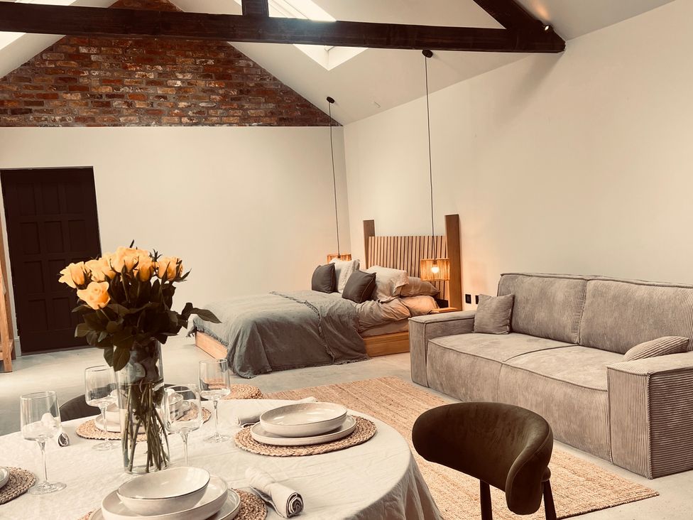 A bedroom with a bed and dining table at Wabi in Gembling near Beeford