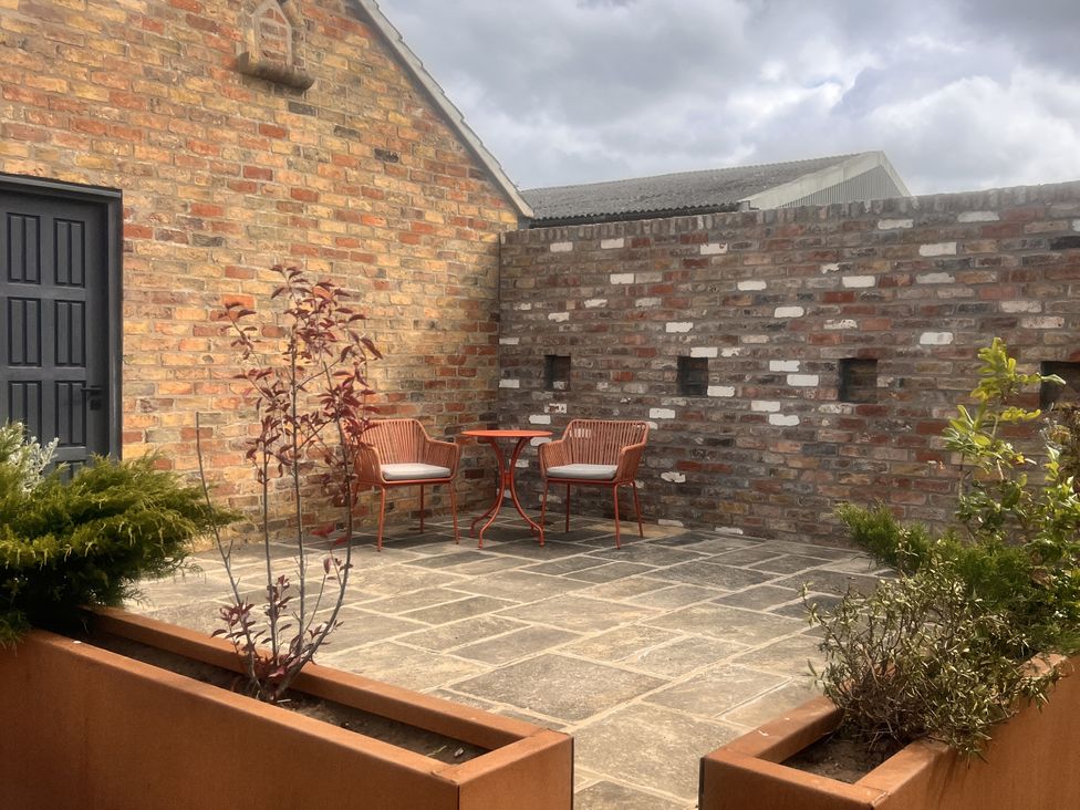 An outdoor seating area with chairs and a table at Sabi in Gembling near Beeford