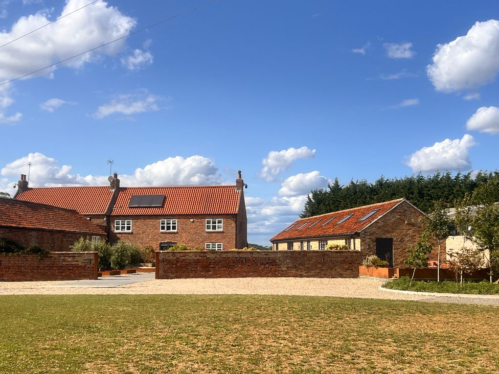 A house and barn with a garden at Sabi in Gembling near Beeford