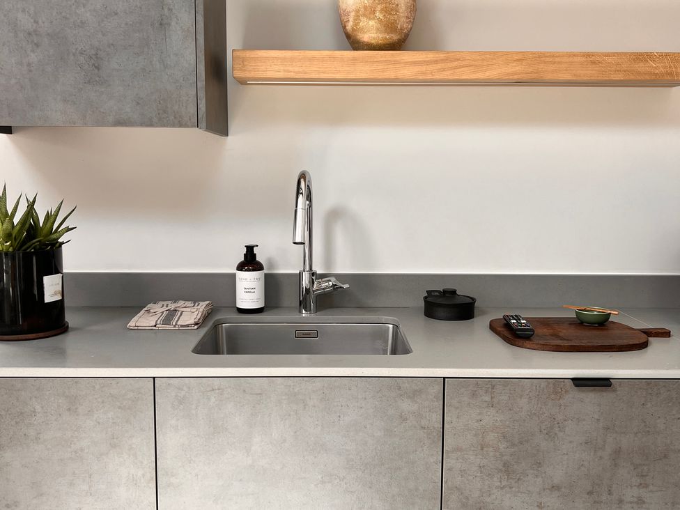 A kitchen with a sink and plant at Sabi in Gembling near Beeford