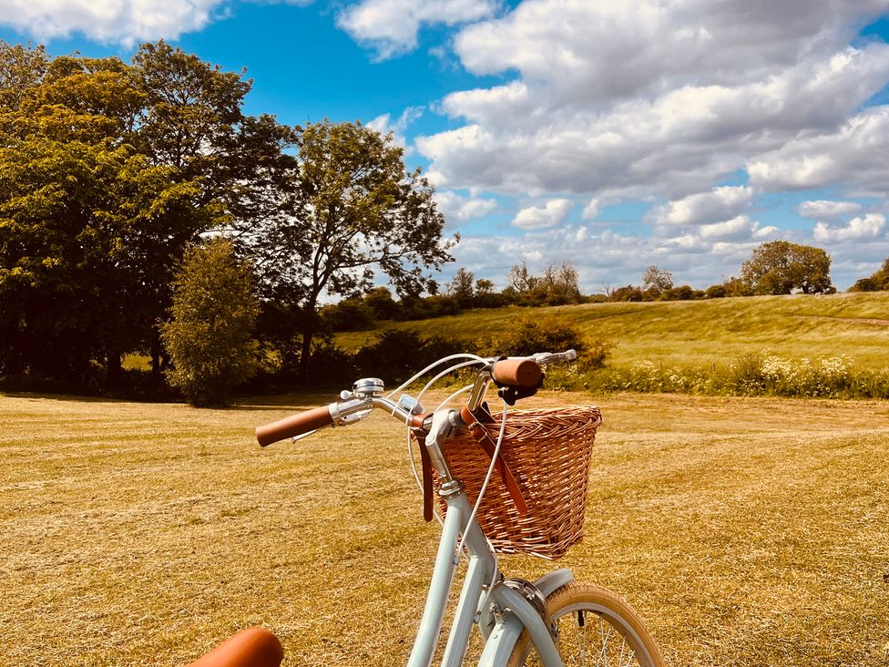 A bicycle with a basket in a field with trees in Gembling near Beeford