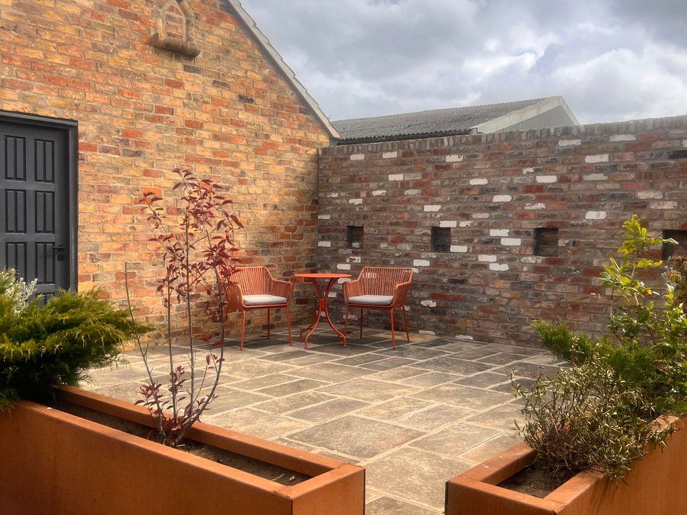 An outdoor area with a table and chairs at Sabi in Gembling near Beeford