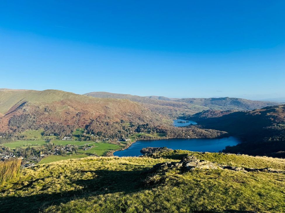 A view of mountains and lakes in the landscape at Stone Arthur Cottage in Grasmere