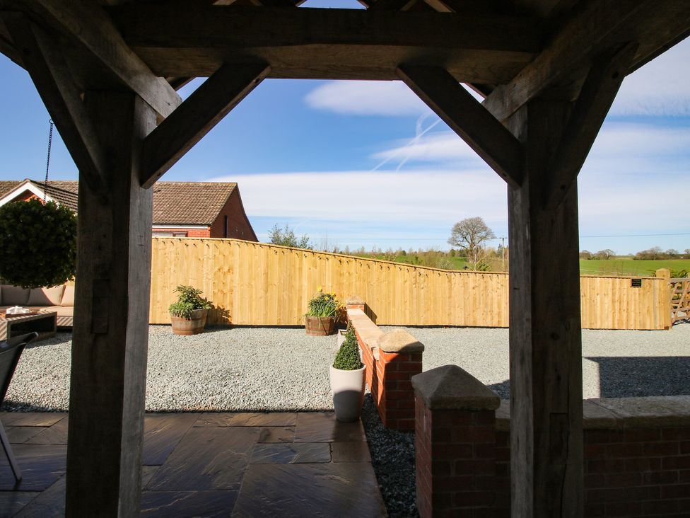 View of a garden area with gravel and planters at Yocking Gate Mews near Whitchurch