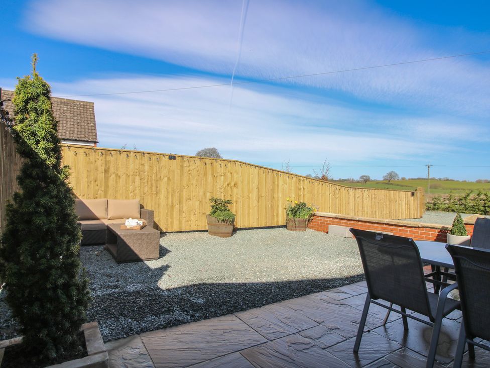 A garden with seating and table at Yocking Gate Mews near Whitchurch