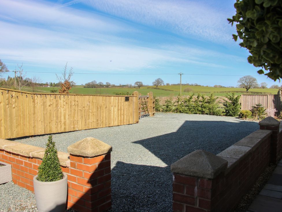 A garden with gravel and wooden fence at Yocking Gate Mews near Whitchurch