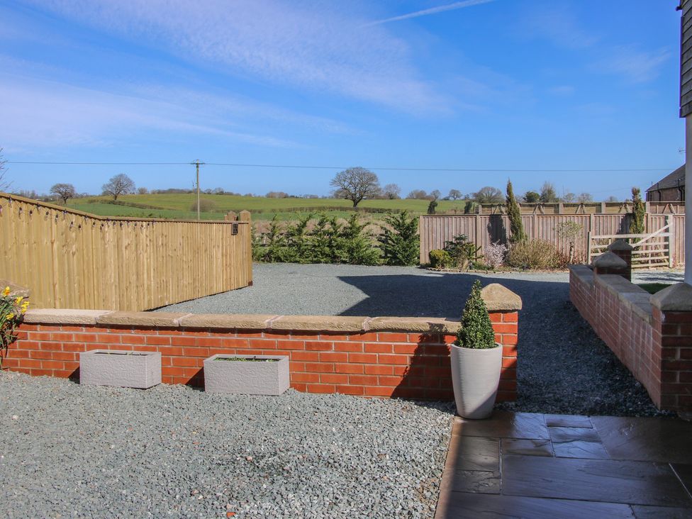 A garden with gravel and planters at Yocking Gate Mews near Whitchurch