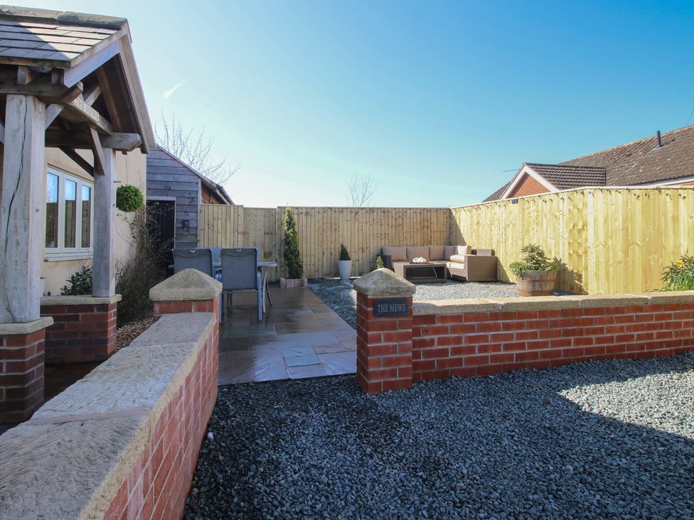 A garden with seating and gravel at Yocking Gate Mews near Whitchurch