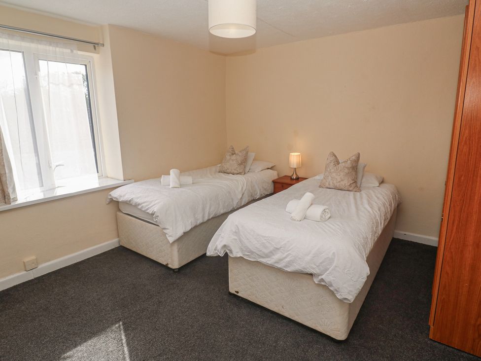 A bedroom with twin beds and a lamp at 28 Guildford Road