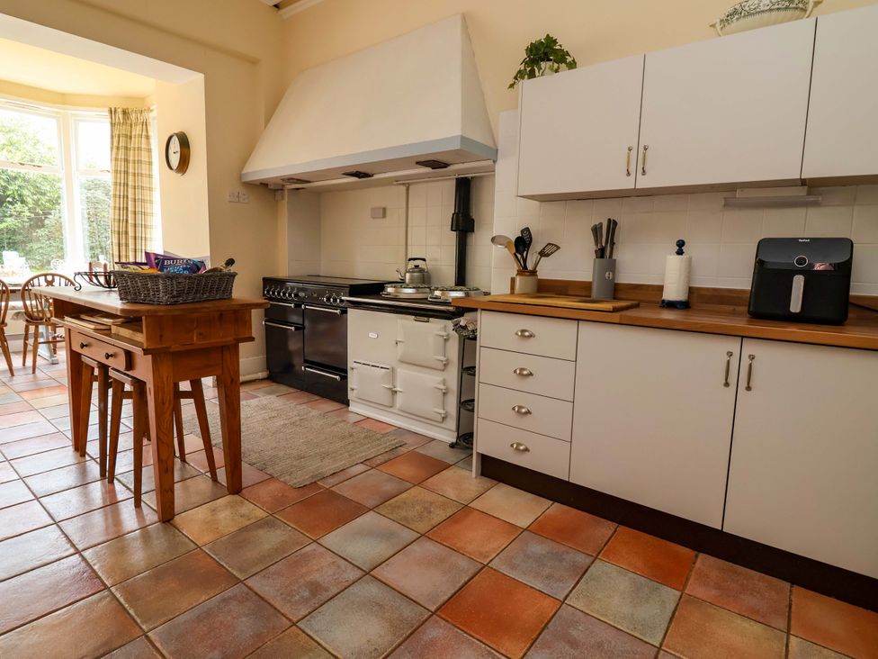 A kitchen with a stove and kitchen island at Parkfields House Tittensor near Barlaston
