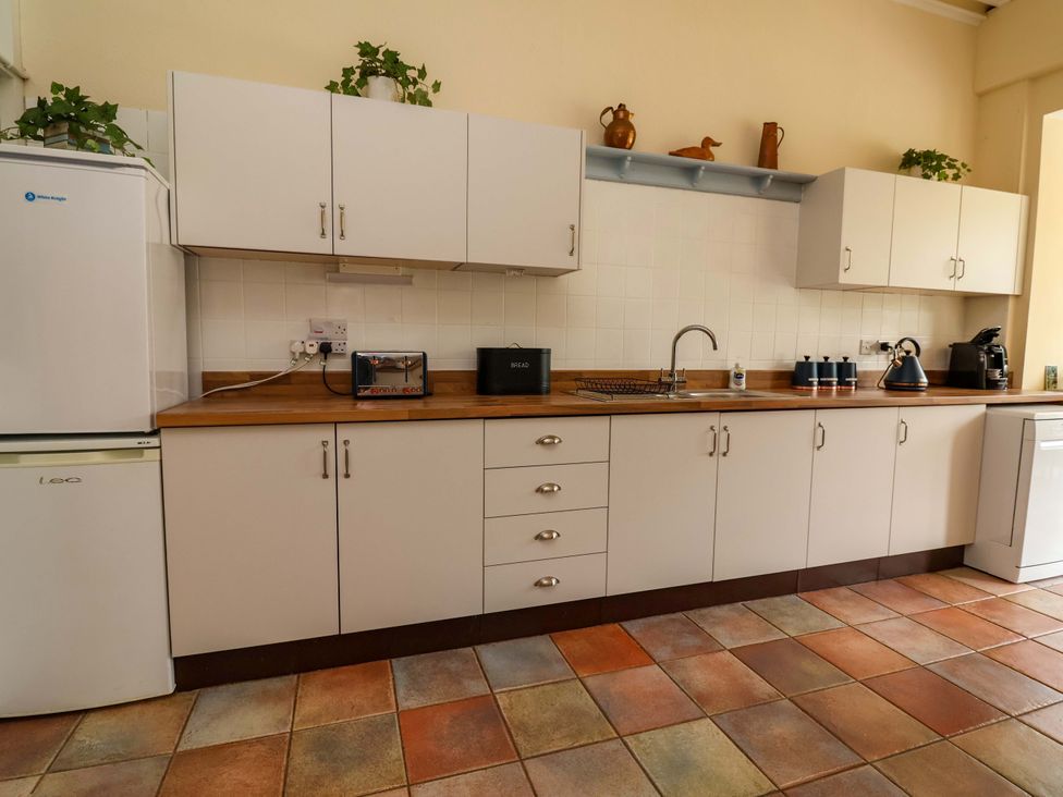 A kitchen with cabinets and appliances at Parkfields House in Tittensor near Barlaston
