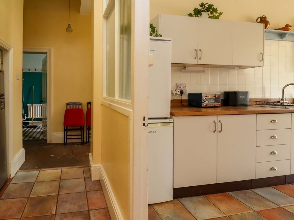 A kitchen featuring cabinets and appliances at Parkfields House Tittensor near Barlaston
