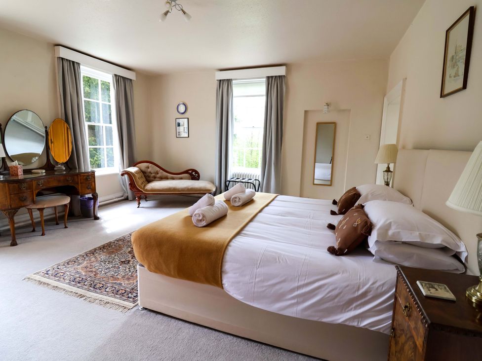 A bedroom with a bed and sitting area at Parkfields House in Tittensor near Barlaston