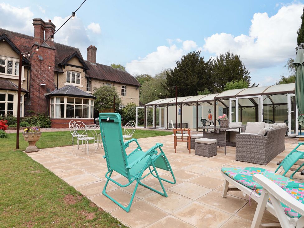 A garden with a patio setup at Parkfields House Tittensor near Barlaston
