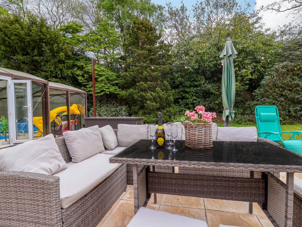 An outdoor seating area with a table and chairs at Parkfields House Tittensor near Barlaston