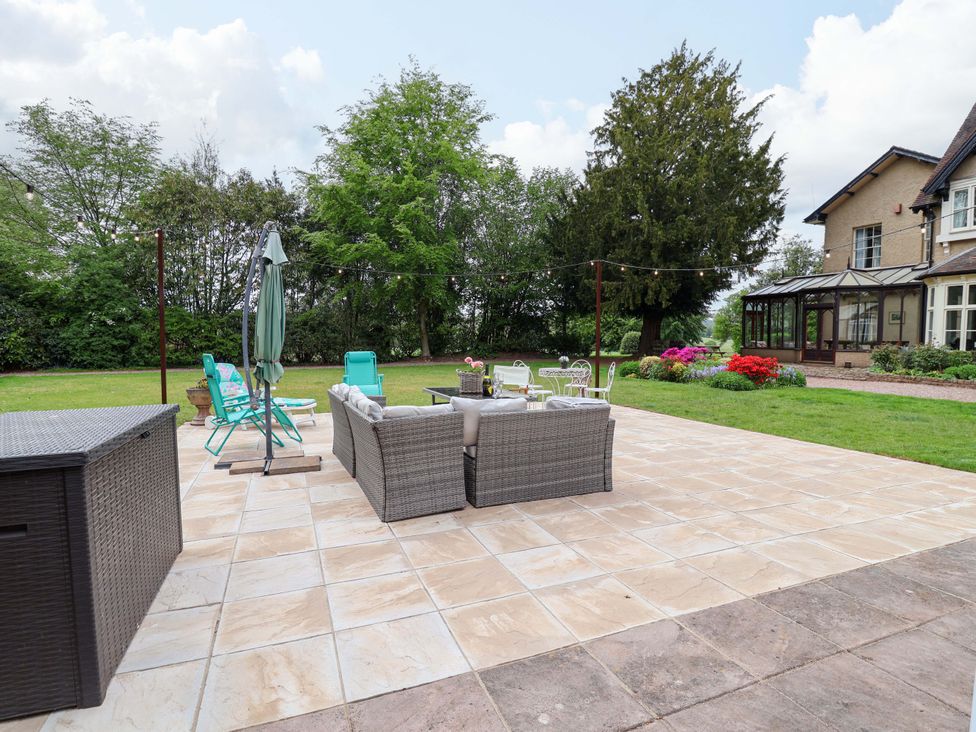 A garden with outdoor seating and a table at Parkfields House Tittensor near Barlaston