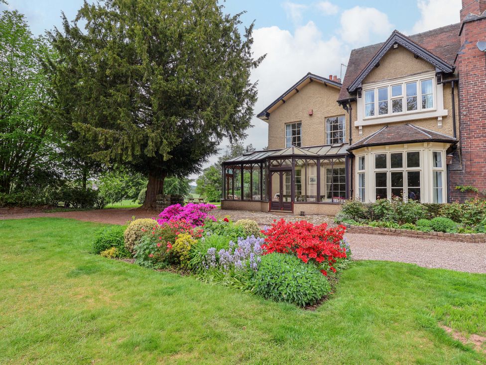 A house with a garden and flowers at Parkfields House in Tittensor near Barlaston