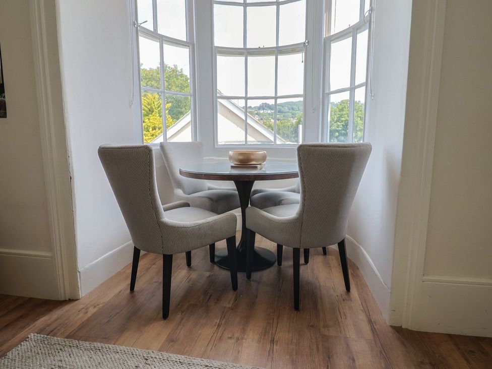 A dining area with a table and chairs at Saltwind in Lyme Regis