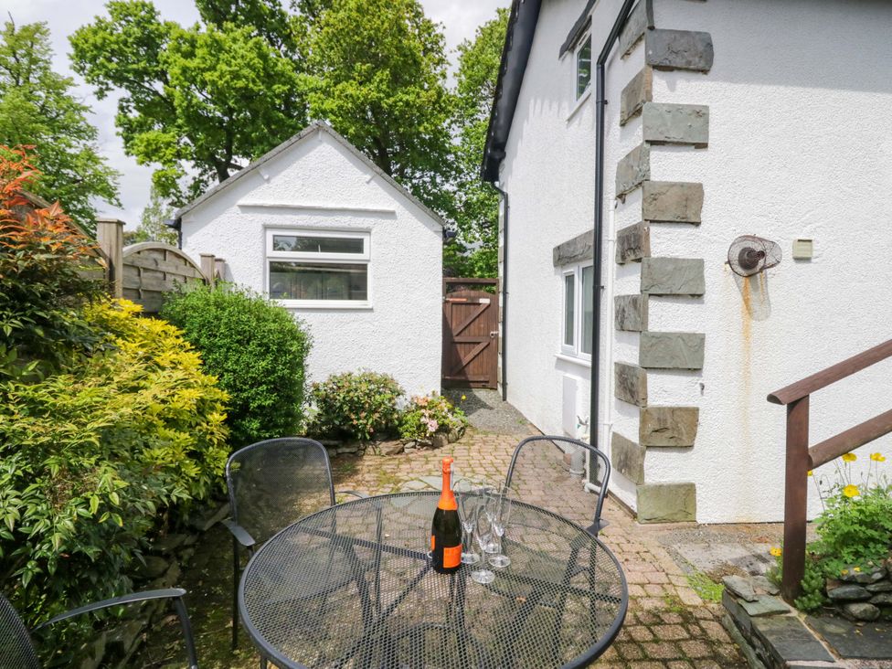 A garden with a table and chairs at Hollens Cottage in Grasmere
