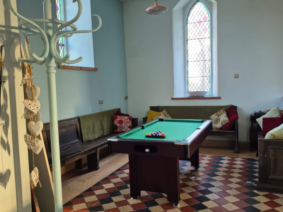 A snug with a pool table and benches at Church Llygad Y Dyffryn in Sarnau near Brynhoffnant