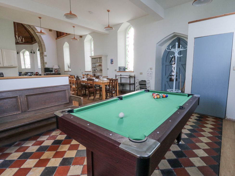A recreation room with a pool table and dining area at Church Llygad Y Dyffryn in Sarnau near Brynhoffnant
