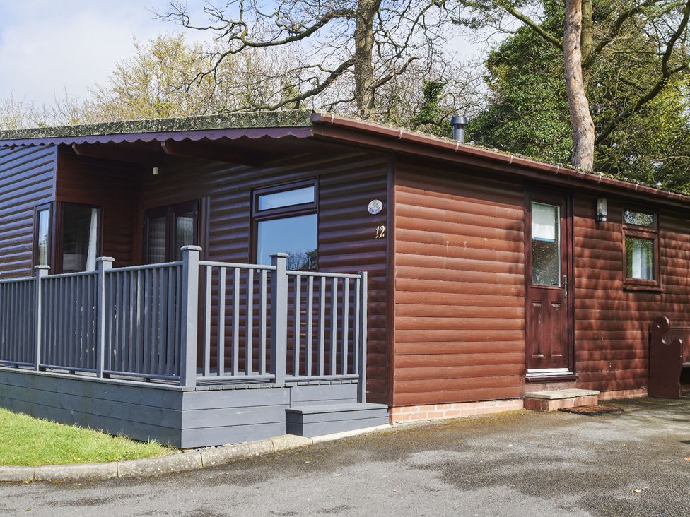 A cabin with a deck and windows at Cowslip in Saltburn-By-The-Sea