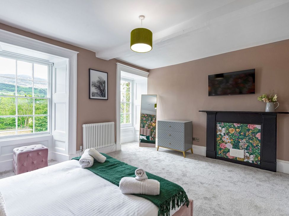 A bedroom with a bed and furniture at Snowdonia Manor in Dolgellau