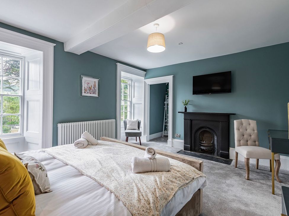 A bedroom with a bed and television at Snowdonia Manor in Dolgellau