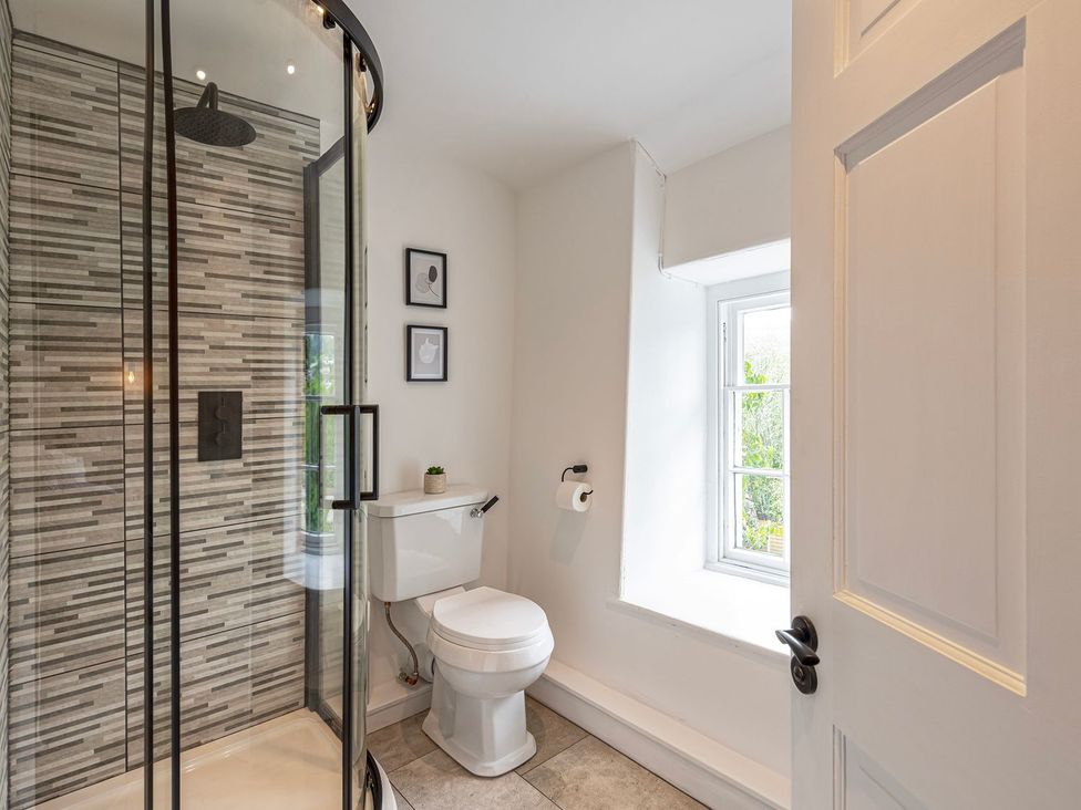 A bathroom with a shower and toilet at Snowdonia Manor in Dolgellau