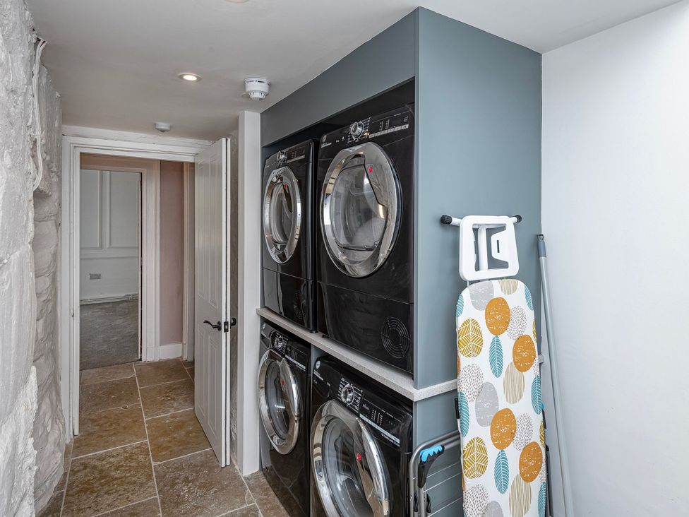 A laundry room with washer and dryer at Snowdonia Manor in Dolgellau