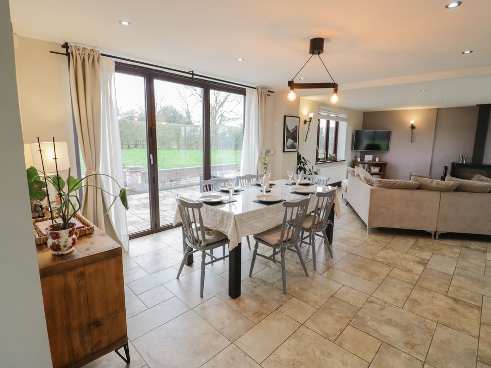 A dining room with a table and chairs at Little Acre in Church Lench near Harvington