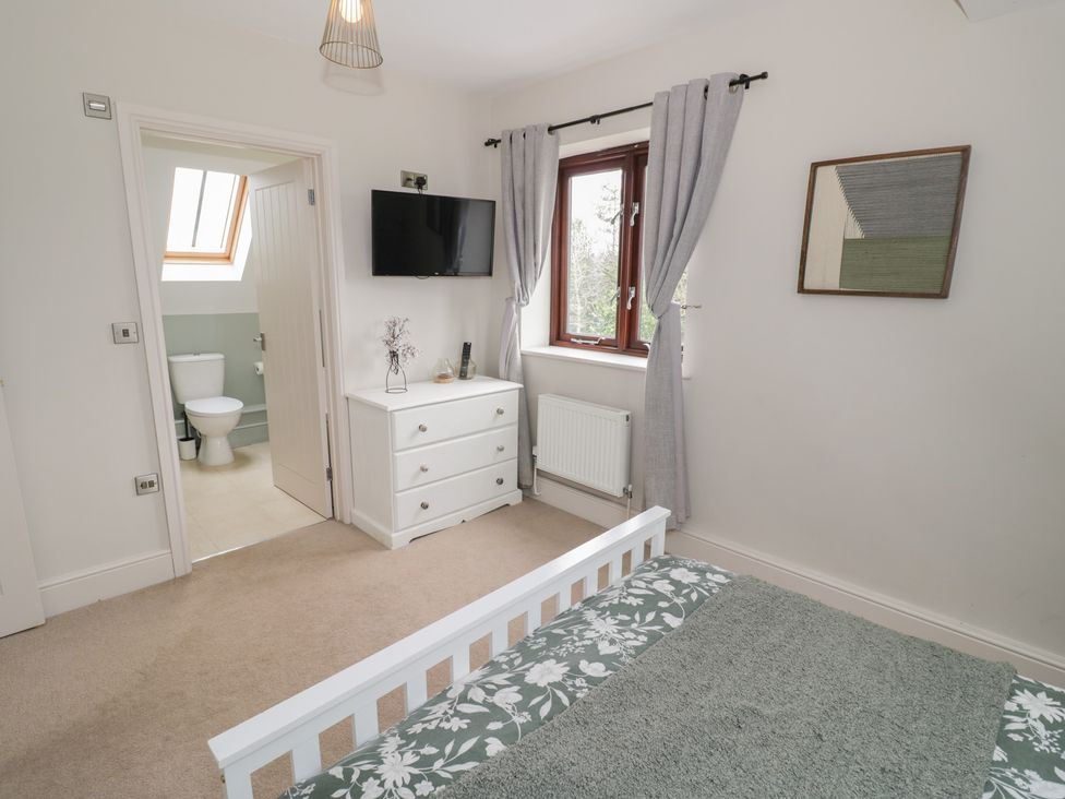 A bedroom with a bed and dresser at Little Acre in Church Lench near Harvington