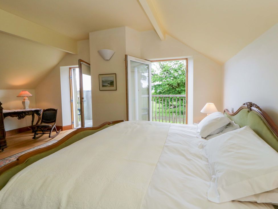 A bedroom with a bed and a desk at Bryn Isaf in Swyddffynnon near Pontrhydfendigaid