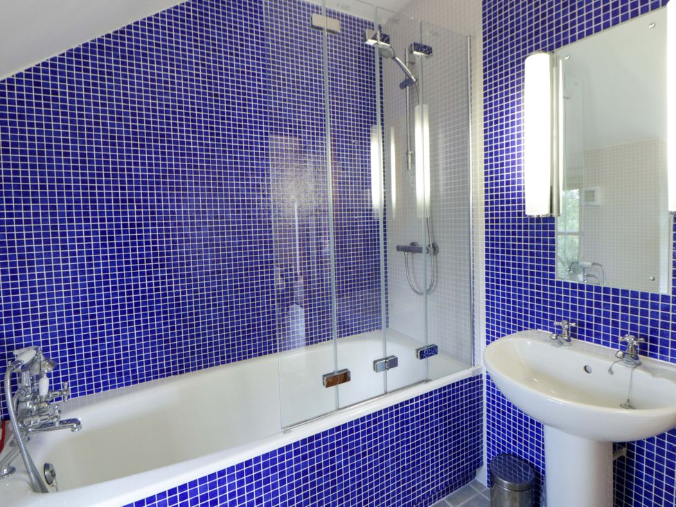 A bathroom with a bathtub and washbasin at Bryn Isaf in Swyddffynnon near Pontrhydfendigaid