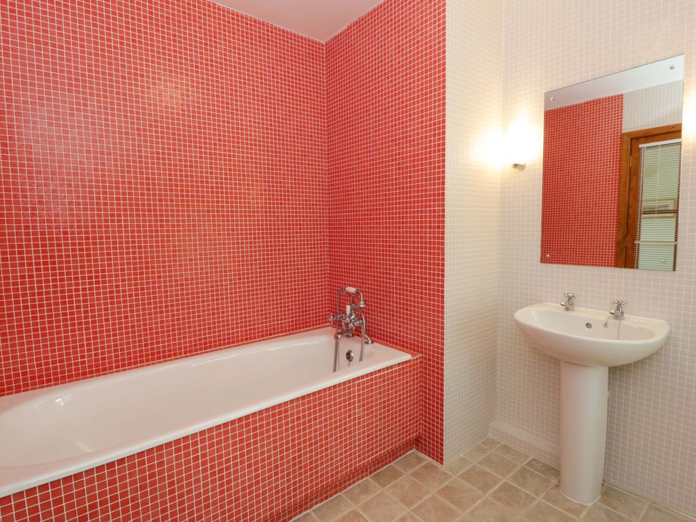 A bathroom with a bathtub and sink at Bryn Isaf in Swyddffynnon near Pontrhydfendigaid