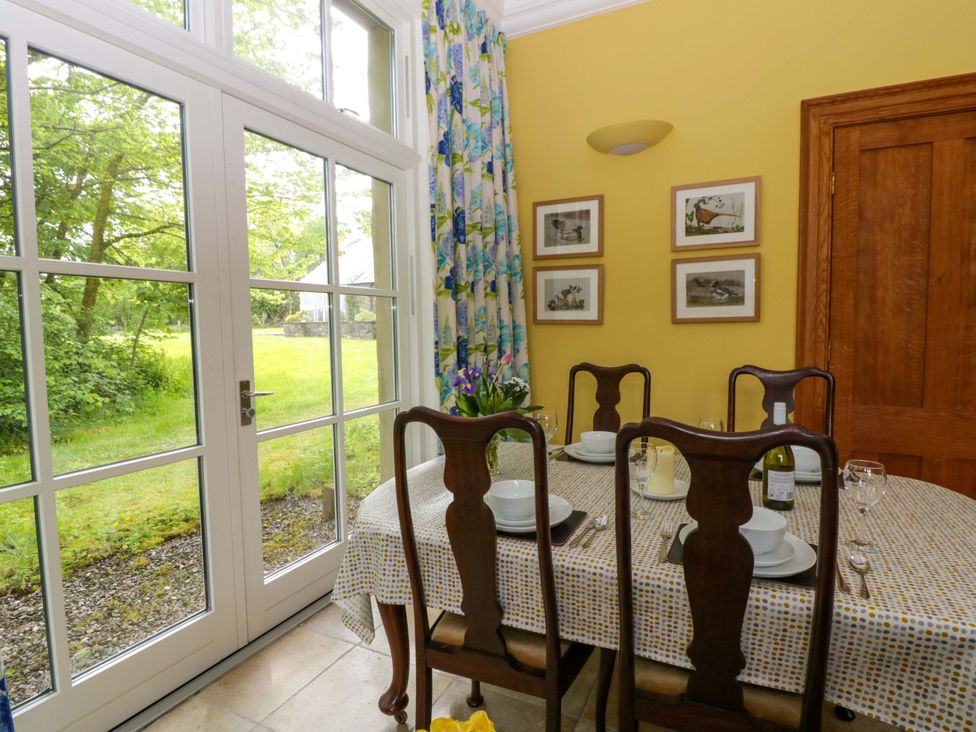 A dining room with a table and chairs at Ty Cellin in Swyddffynnon near Pontrhydfendigaid