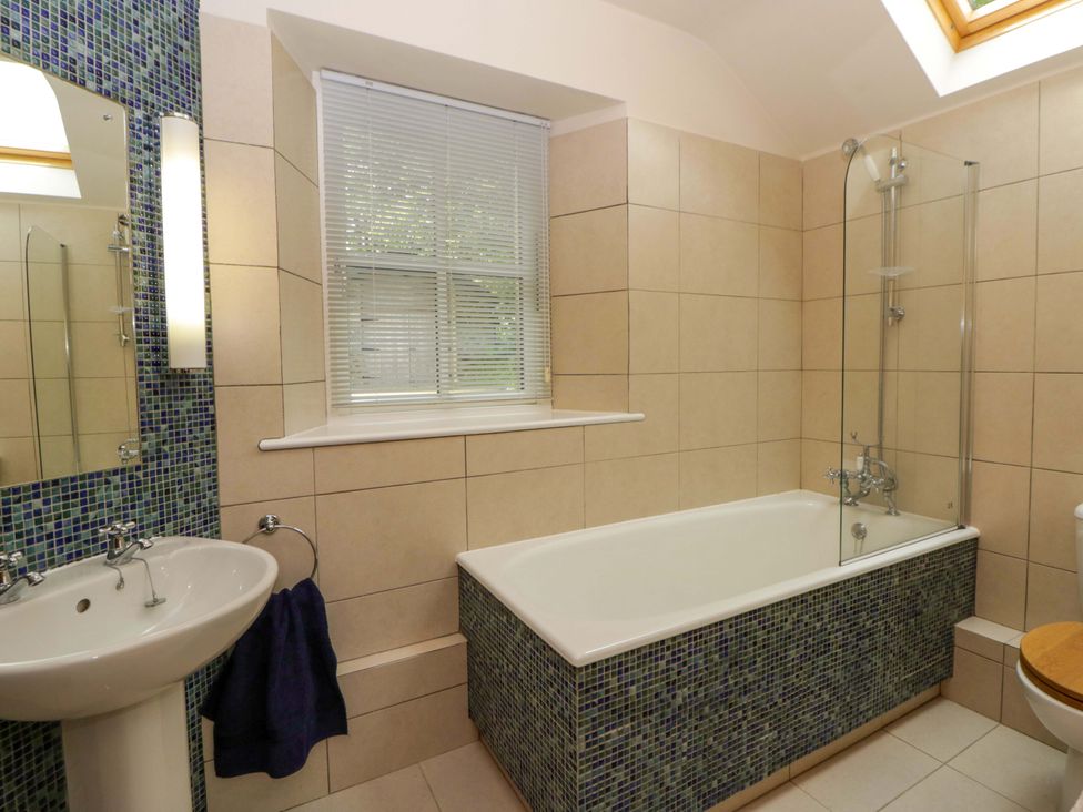 A bathroom with a bathtub and sink at Ty Cellin near Swyddffynnon near Pontrhydfendigaid