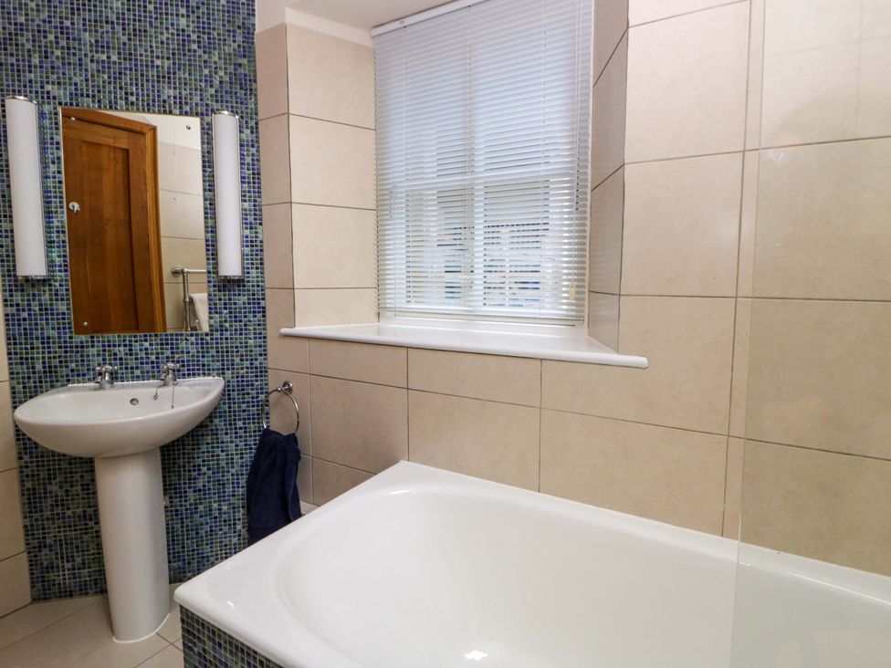 A bathroom with a bathtub and sink at Ty Cellin in Swyddffynnon near Pontrhydfendigaid