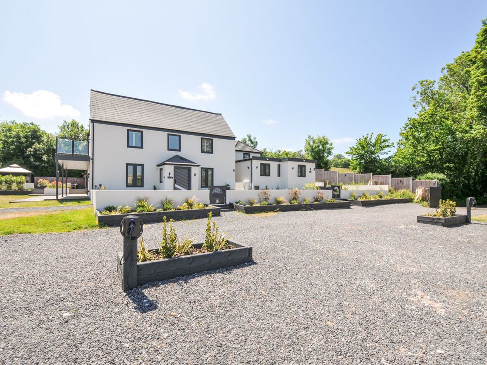 A house with garden and parking area at Boathyde Northam