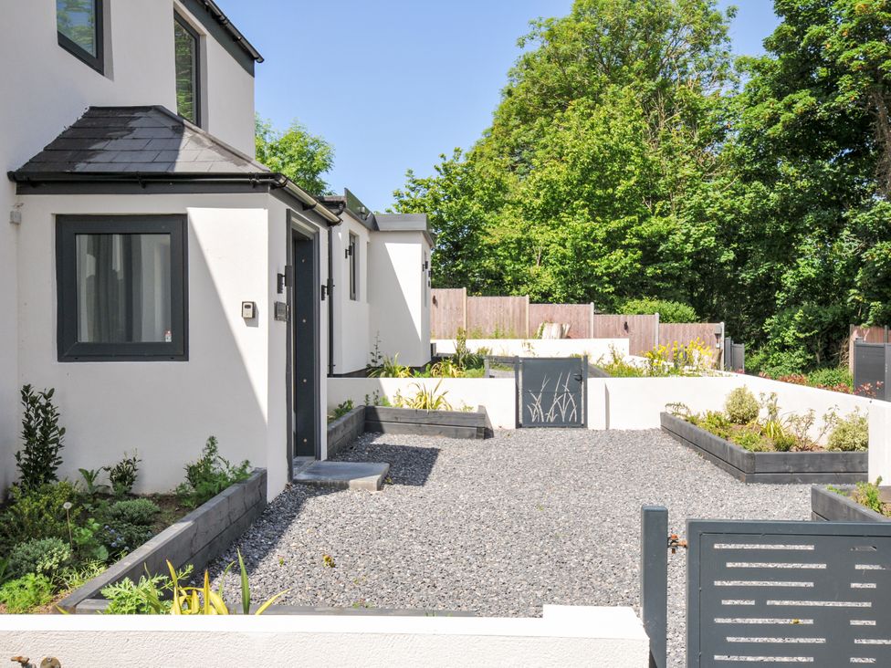 A front yard with gravel driveway and garden beds at Boathyde, Northam