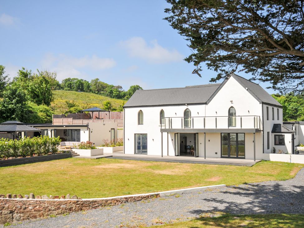 A house with a balcony and garden at Boathyde in Northam