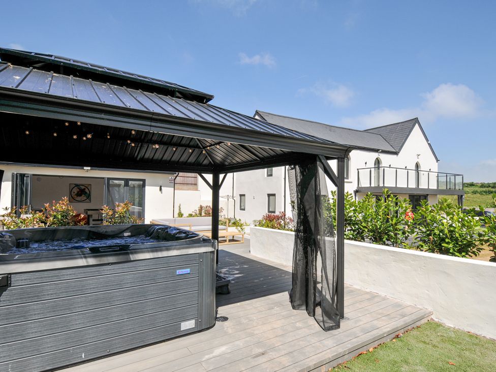A garden with a hot tub and gazebo at Boathyde Northam