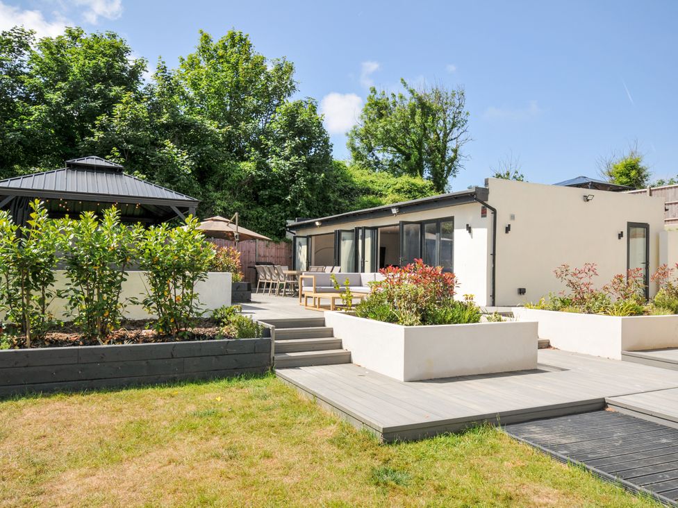 An outdoor area with a house and garden at Boathyde in Northam